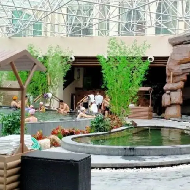 天庆温泉酒店实景图浸泡在温泉气雾蒸腾处,让身心如野鹤闲云,在慵懒